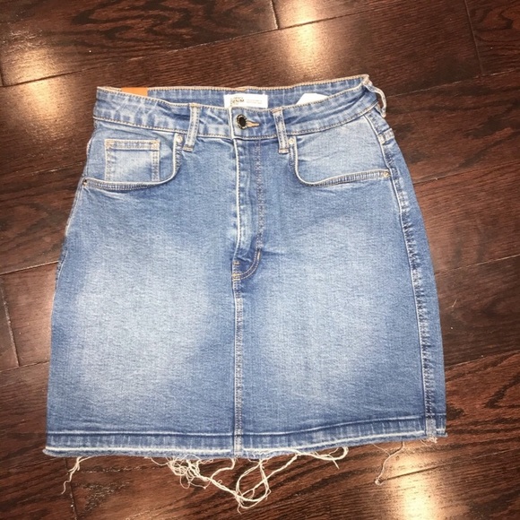 Zara Medium Wash Frayed Hem Denim Mini Skirt